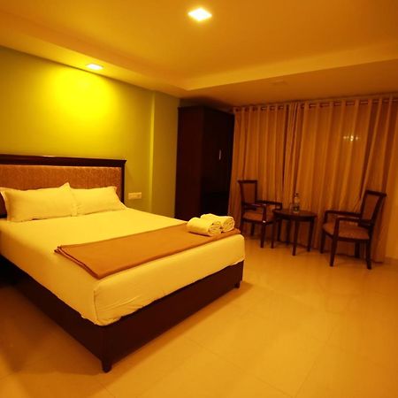 Hotel Temple Plaza Kochi Chottanikara Exterior foto